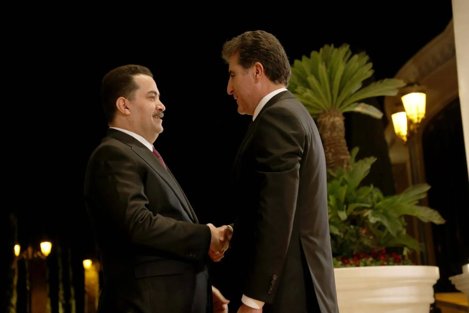 رئيس إقليم كردستان (يمين) يستقبل رئيس الوزراء العراقي في أربيل (أرشيفية)