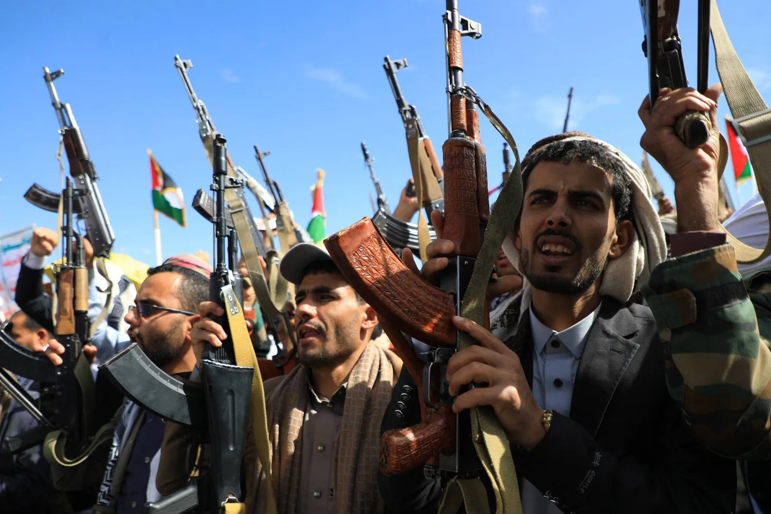 يزعم الحوثيون أنهم يساندون الفلسطينيين في غزة عبر استهداف السفن بالبحر الأحمر وخليج عدن (أ.ف.ب)