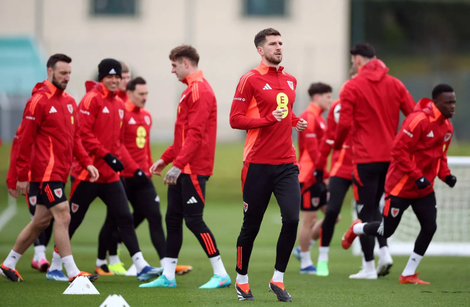لاعبو منتخب ويلز خلال التدريب قبل المواجهة الحاسمة أمام بولندا (رويترز)