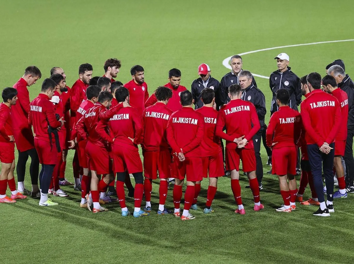 شيكلادزي مدرب طاجيكستان في حديث مع اللاعبين قبل التدريبات (الاتحاد الطاجيكي)