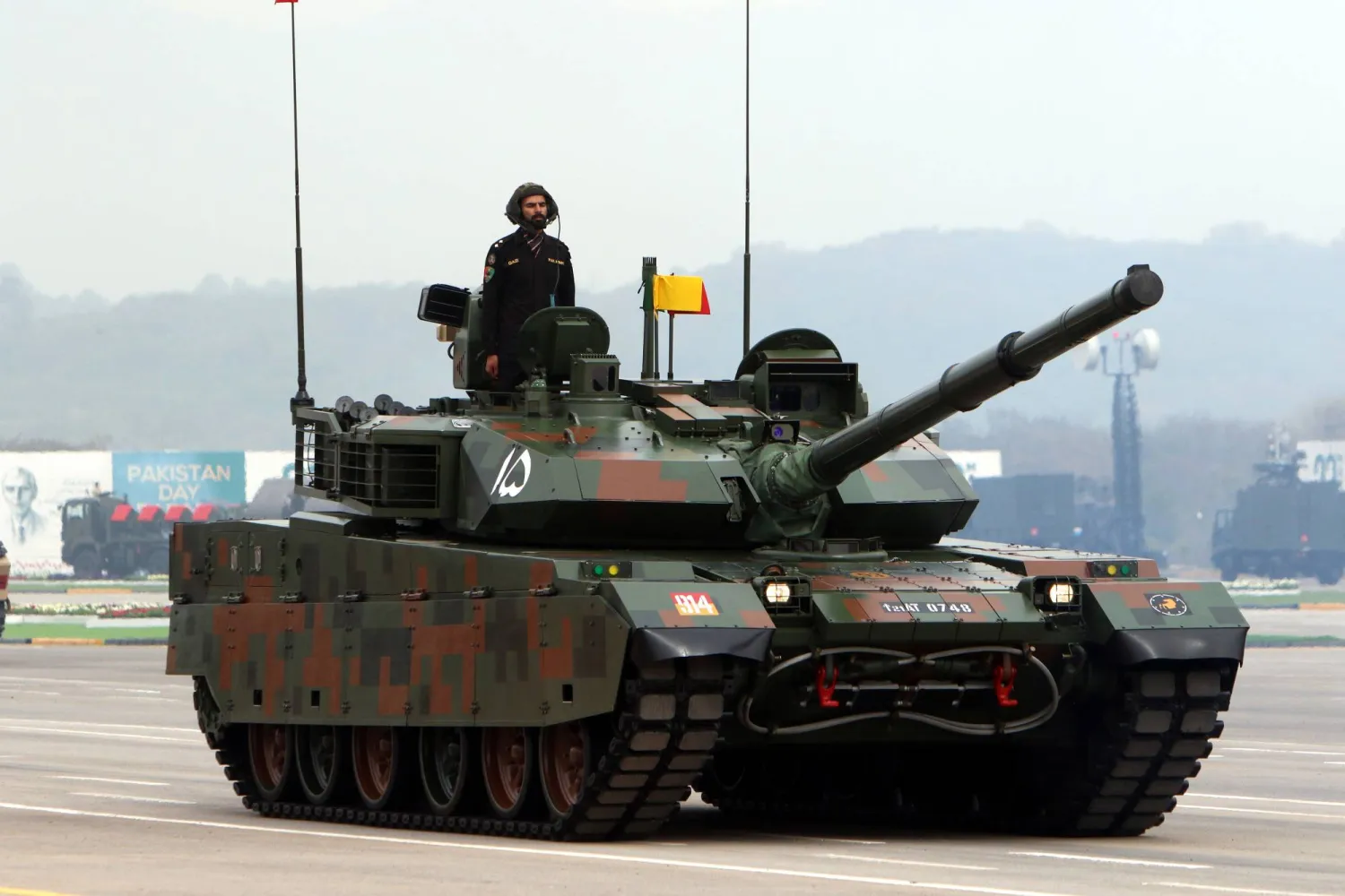 دبابة باكستانية الصنع تسير خلال احتفال بمناسبة يوم الجمهورية الباكستانية في إسلام آباد (إ.ب.أ)