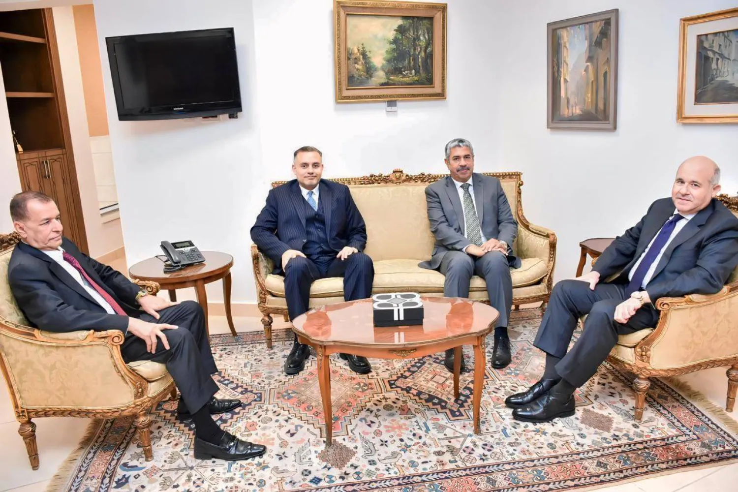 المهندس خالد بحاح مع مساعد وزير الخارجية المصري والسفير القطري لدى القاهرة (سبأ)