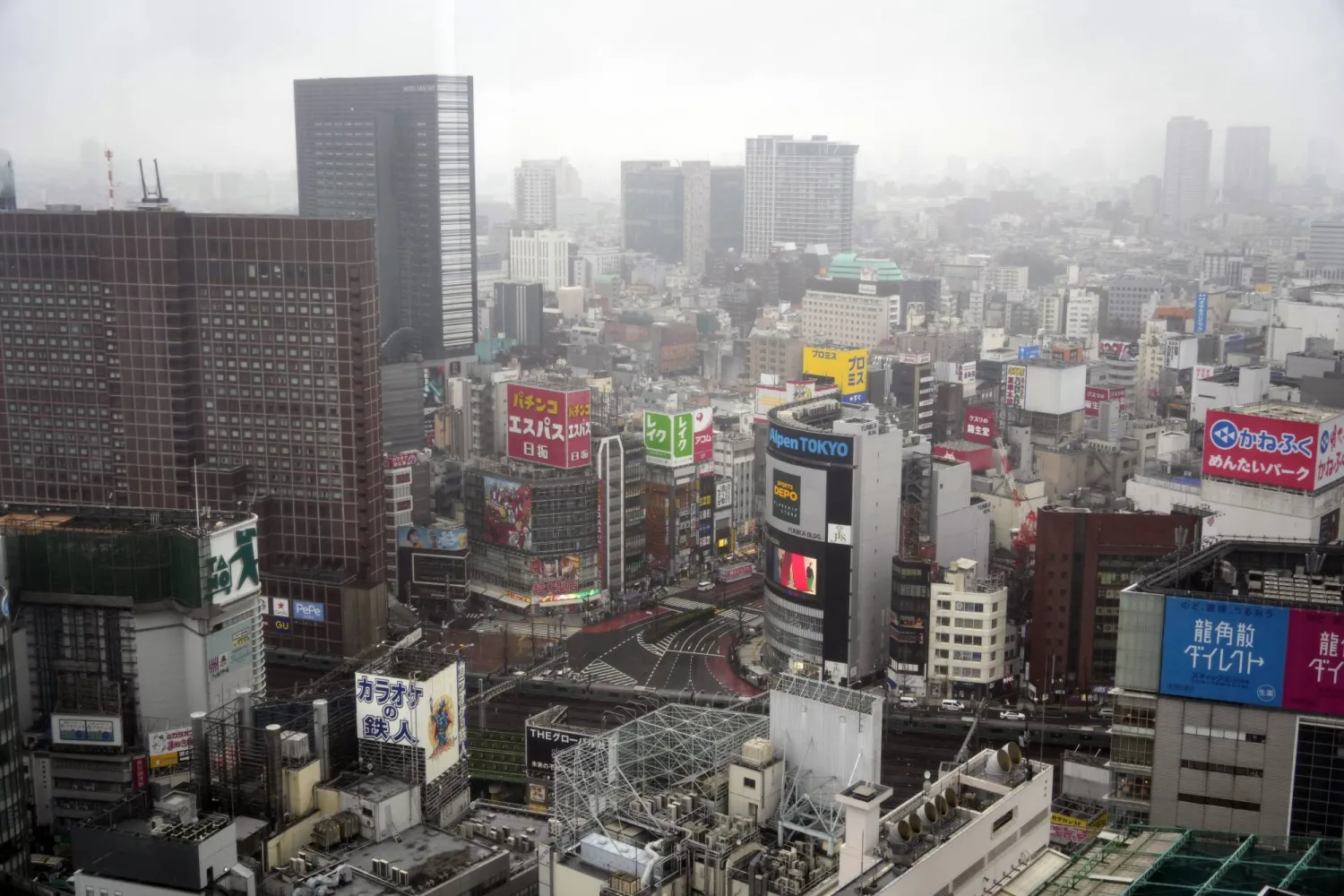 منظر عام لضاحية شينجوكو في العاصمة اليابانية طوكيو (إ.ب.أ)