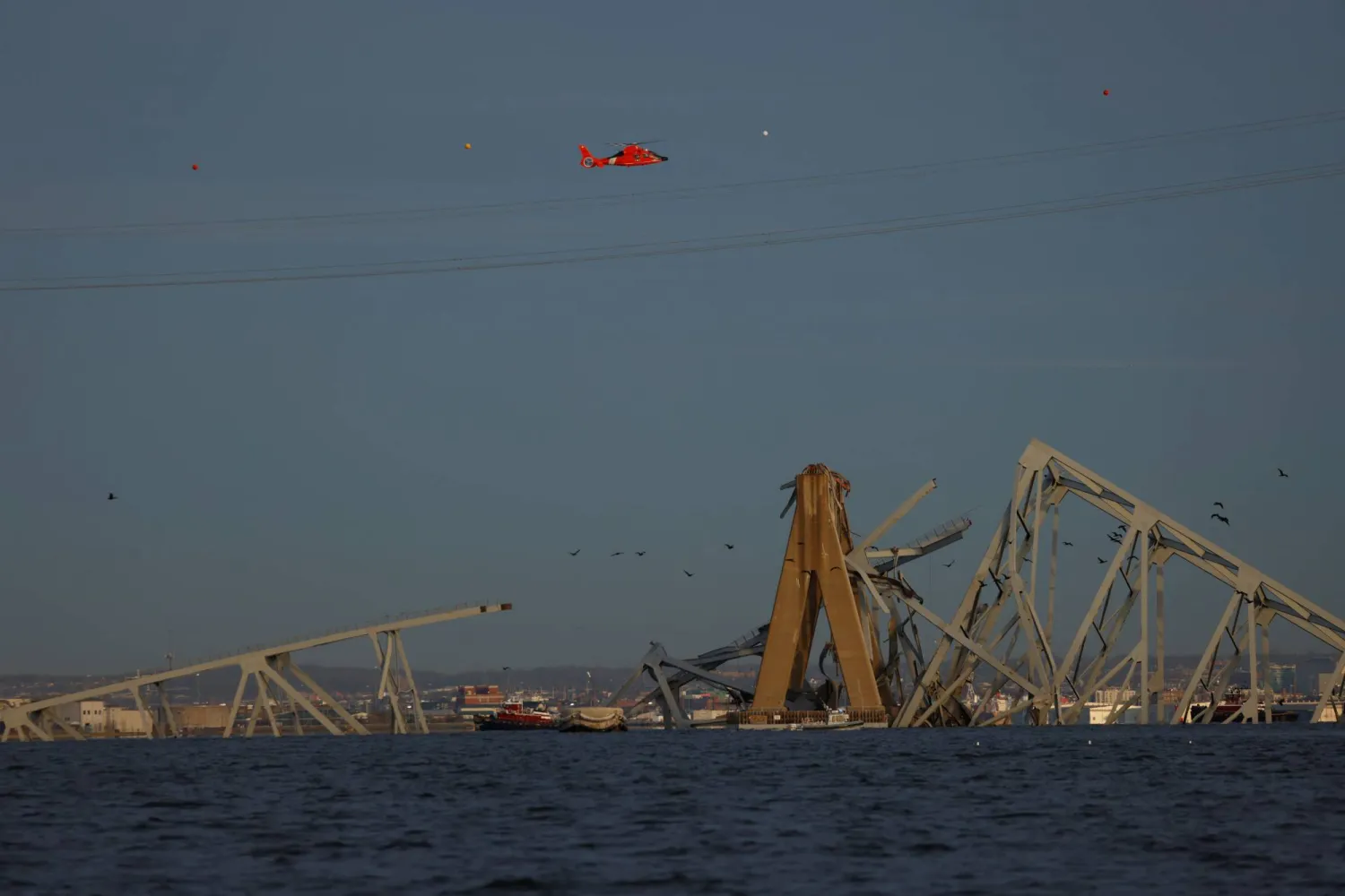 انهيار جسر فرنسيس سكوت كي في بالتيمور على الساحل الشرقي للولايات المتحدة (رويترز)