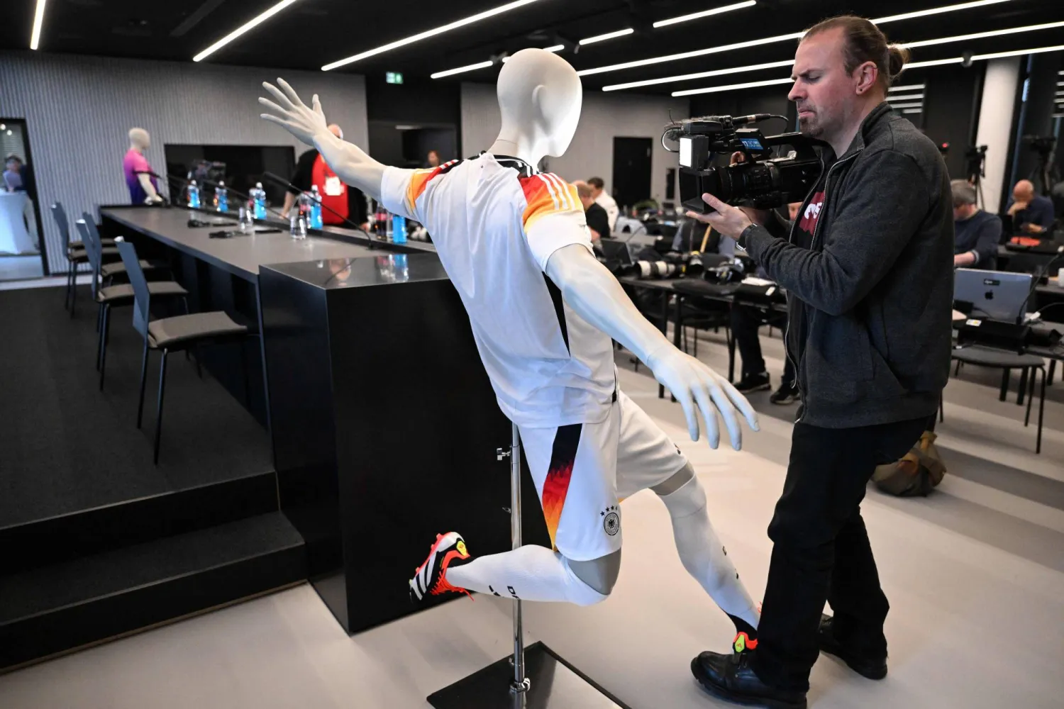 ذكر الاتحاد الألماني أنه بصدد إنهاء شراكته الطويلة الأمد مع «أديداس» (أ.ف.ب)