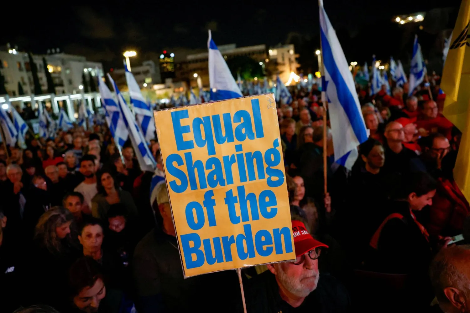 خلال مظاهرة تطالب بعودة الرهائن الإسرائيليين المحتجزين في غزة منذ 7 أكتوبر وضد الحكومة الائتلافية لرئيس الوزراء الإسرائيلي بنيامين نتنياهو وتطالب بإنهاء إعفاء الرجال اليهود المتشددين من الخدمة العسكرية الإجبارية، في تل أبيب بإسرائيل في 14 مارس 2024 (رويترز)