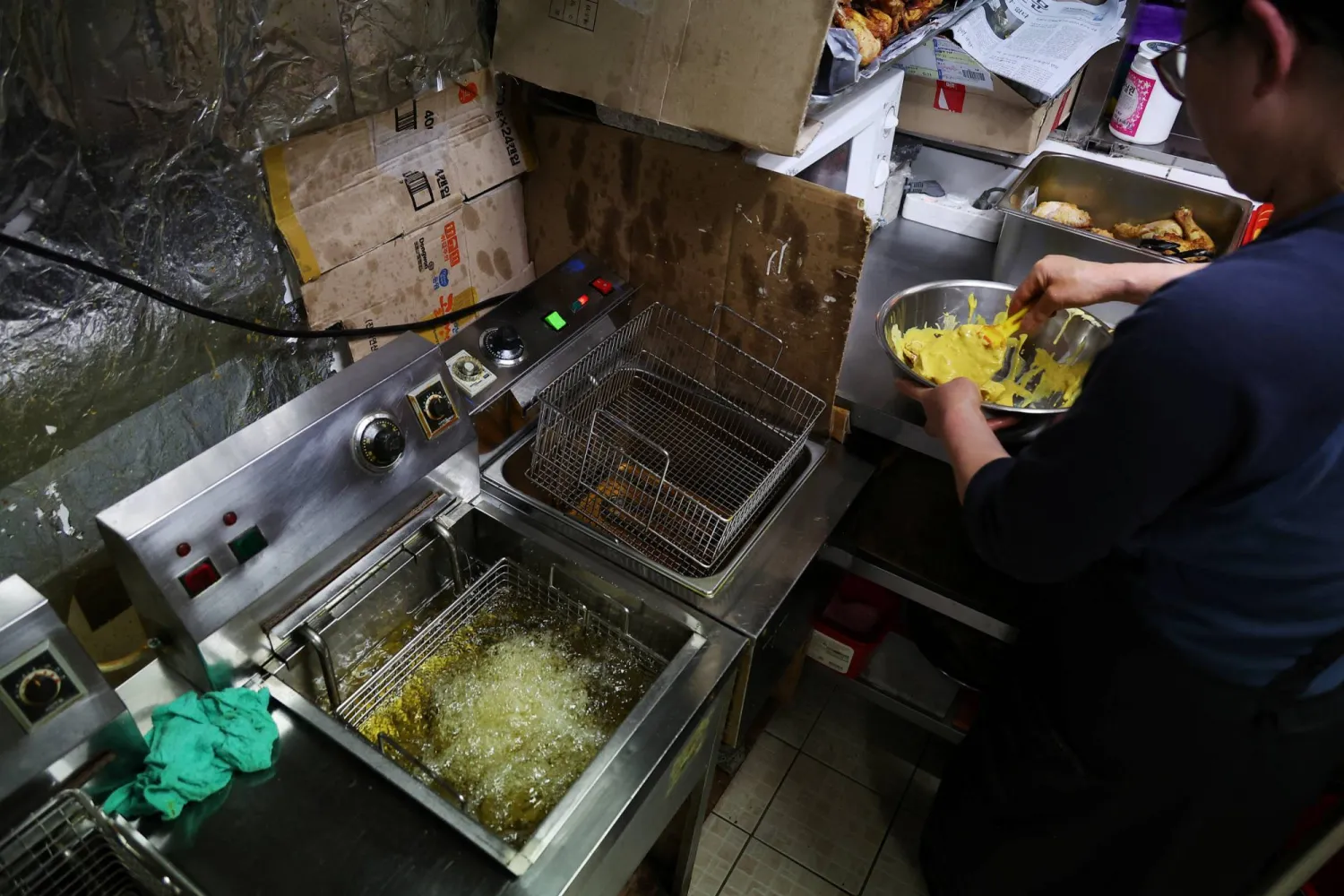 القلي العميق طريقة شائعة لإعداد الطعام في جميع أنحاء العالم (رويترز)