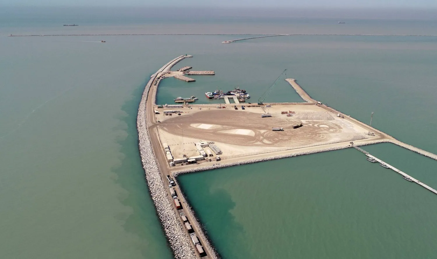 لقطة جوية لميناء الفاو منطلق مشروع «طريق التنمية» العراقي (أرشيفية - رويترز)