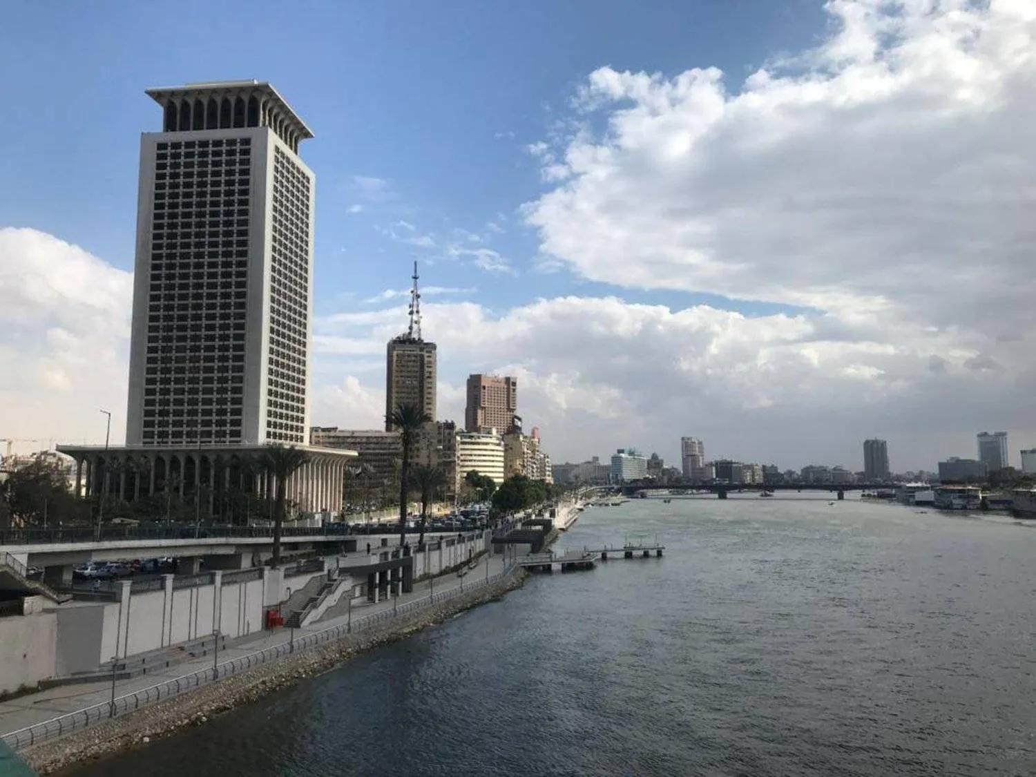 صورة تُظهر بنايات على النيل في القاهرة (الشرق الأوسط)