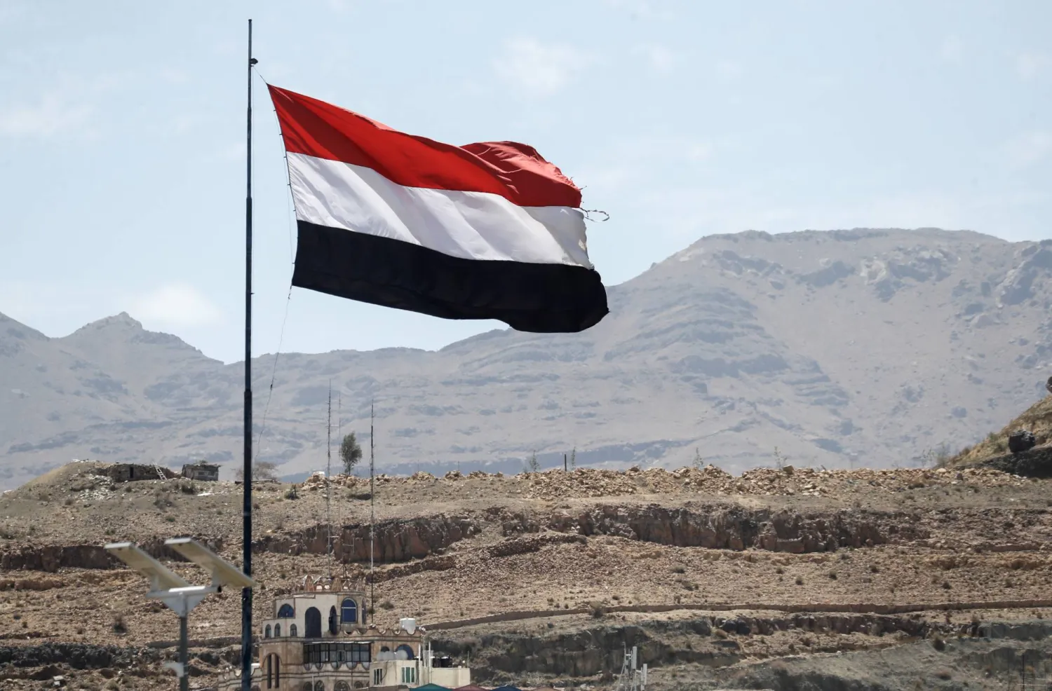 أنباء عن وقوع عدة انفجارات في محيط جزيرة زقر اليمنية (إ.ب.أ)