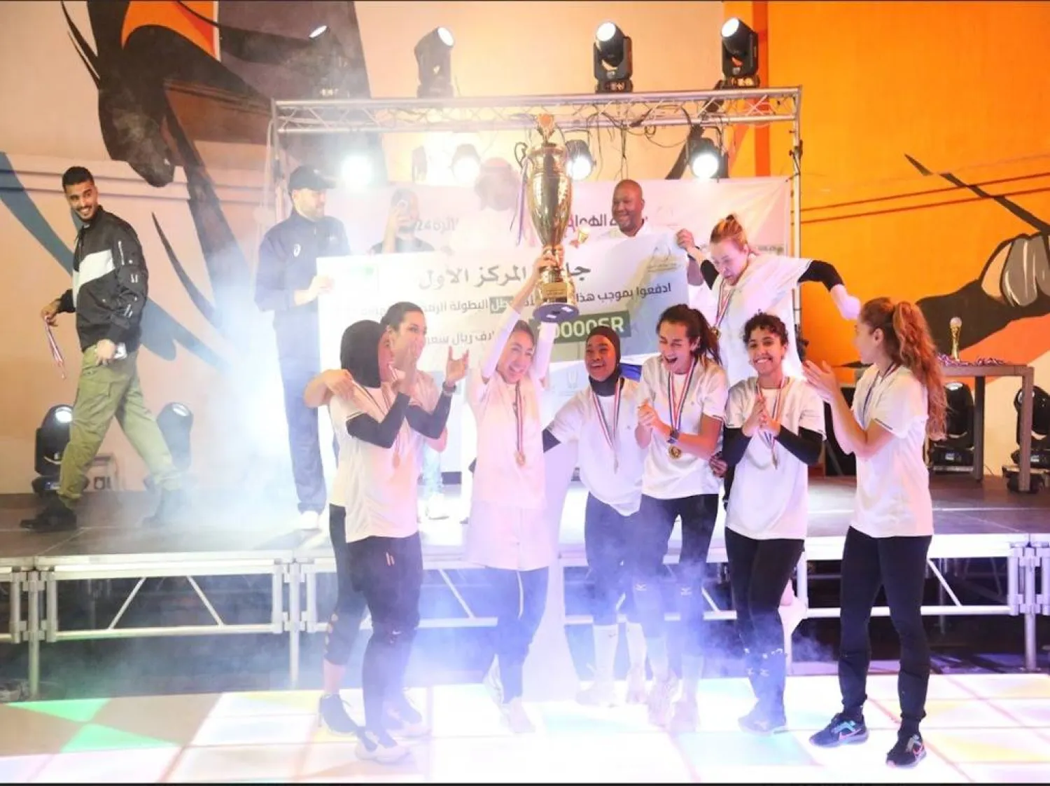 لاعبات فريق تايتن للكرة الطائرة خلال التتويج (الشرق الأوسط)