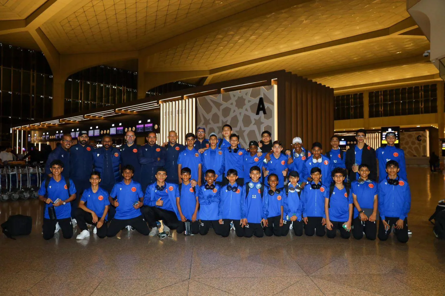 بعثة القادسية في مطار الدمام في أثناء مغادرتهم إلى إسبانيا (الشرق الأوسط)