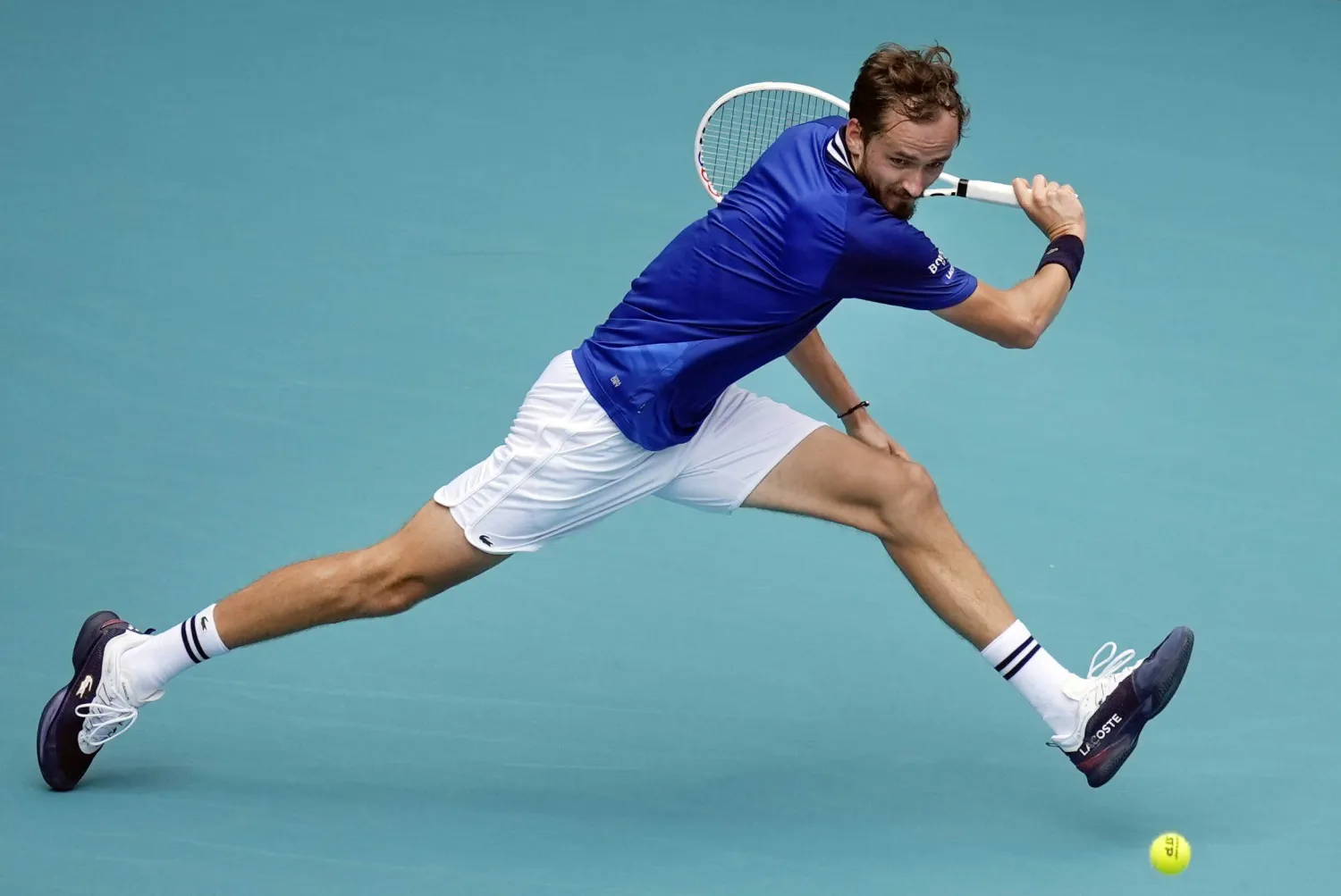 الروسي دانييل مدفيديف خلال مواجهته أمام الألماني دومينيك كوبفر ضمن دورة ميامي لكرة المضرب (أ.ب)