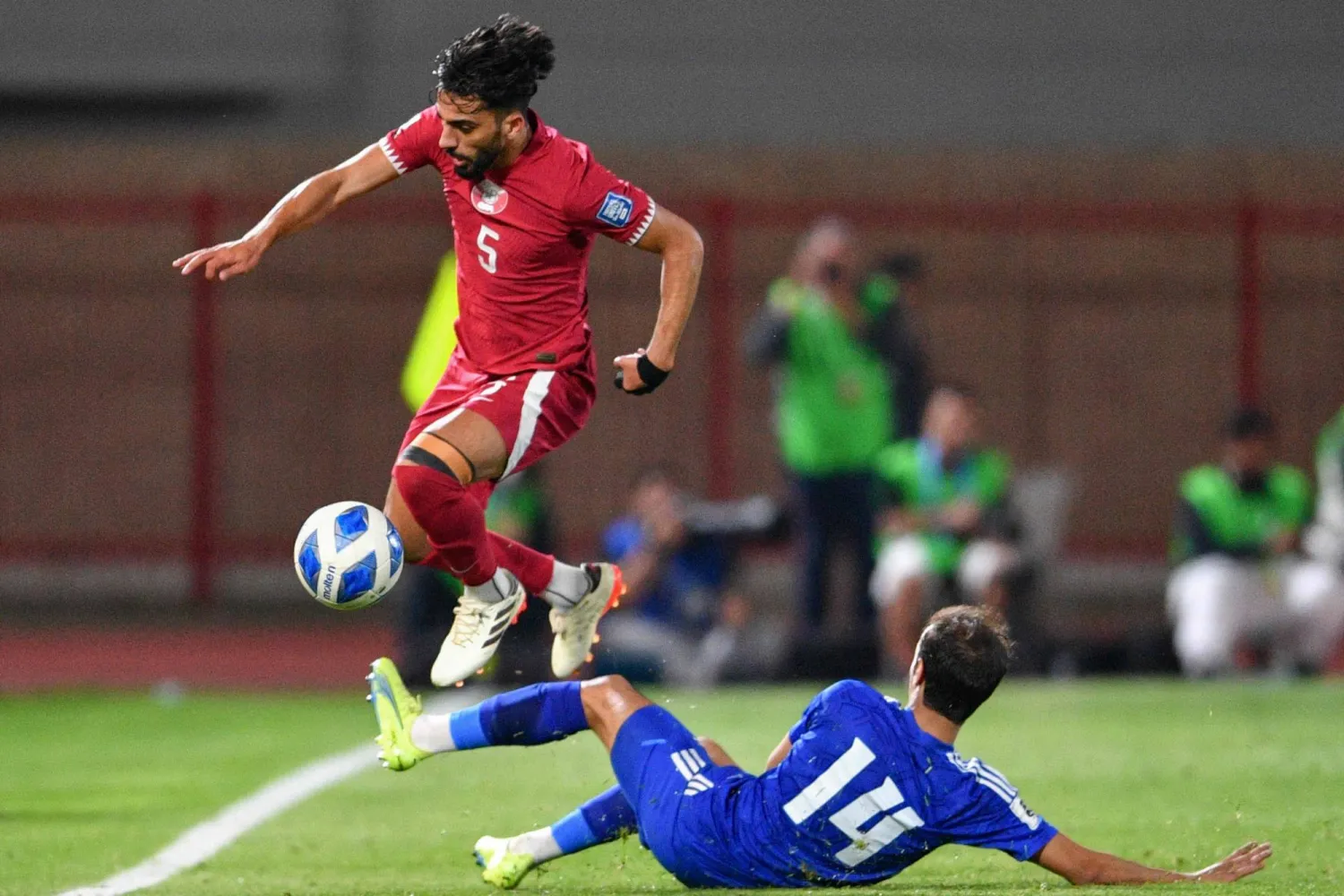 من المواجهة التي جمعت الكويت وقطر ضمن تصفيات آسيا المونديالية (أ.ف.ب)