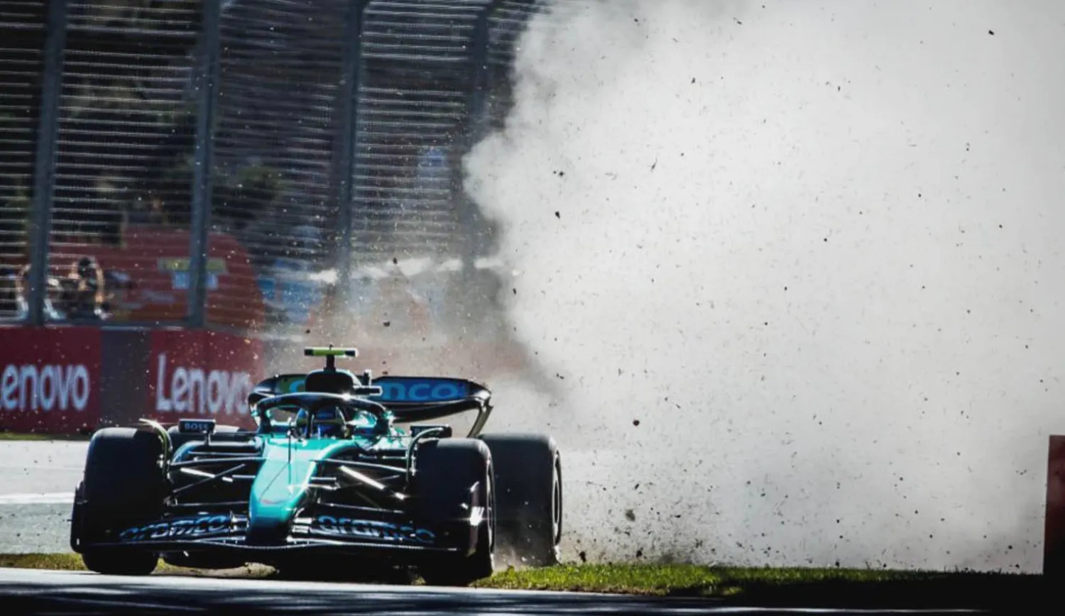 ألونسو سائق أستون مارتن لحظة وقوع حادث راسل سائق مرسيدس خلال منافسات جائزة أستراليا الكبرى للفورمولا1 (الشرق الأوسط)