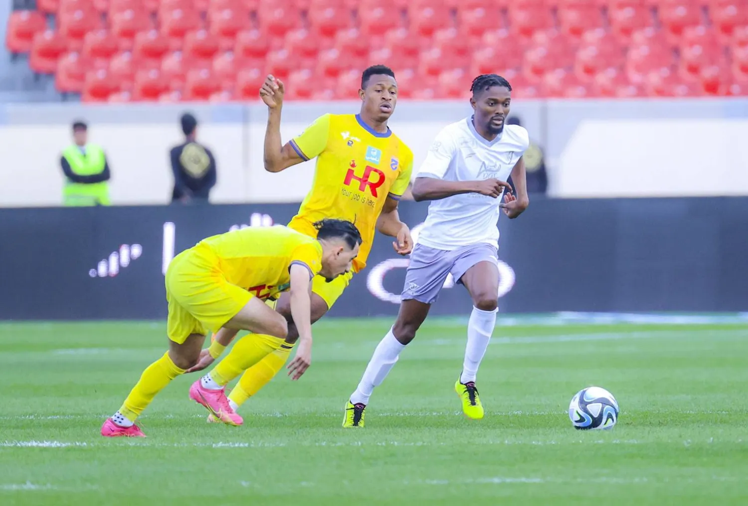 الحزم والطائي في دائرة الخطر حتى الآن (تصوير: سعد الدوسري)