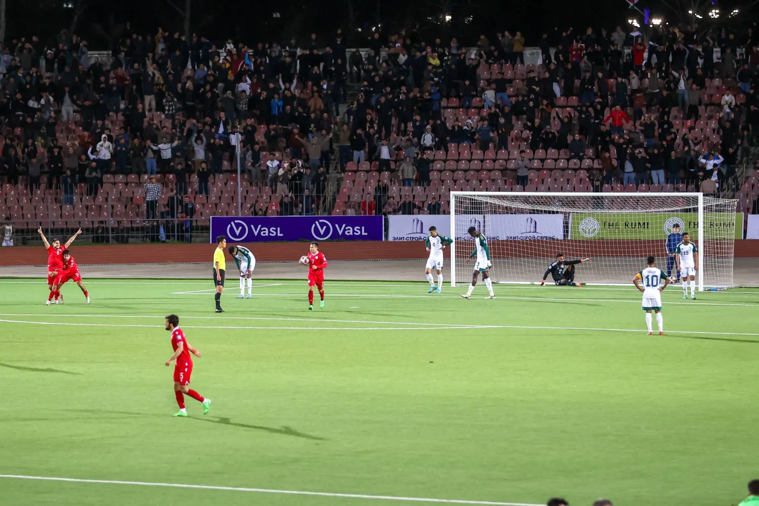 هدف التعادل الطاجيكي أجل تأهل الأخضر إلى الدور الثالث من التصفيات (تصوير: صالح الغنام)