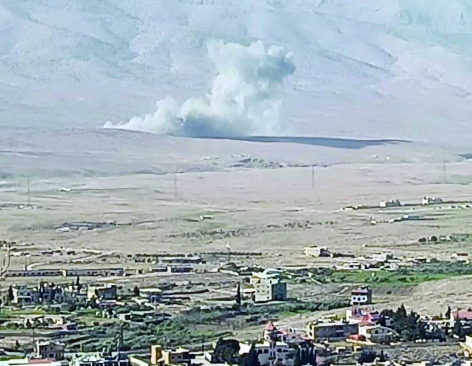 الدخان يتصاعد من جرود الهرمل شرق لبنان إثر غارة مُسيرة إسرائيلية استهدفت شاحنة صغيرة (مواقع تواصل)