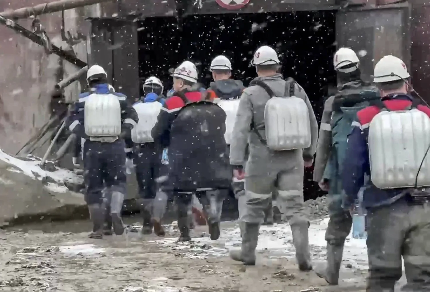 Maden girişinin önündeki kurtarma ekipleri (EPA)