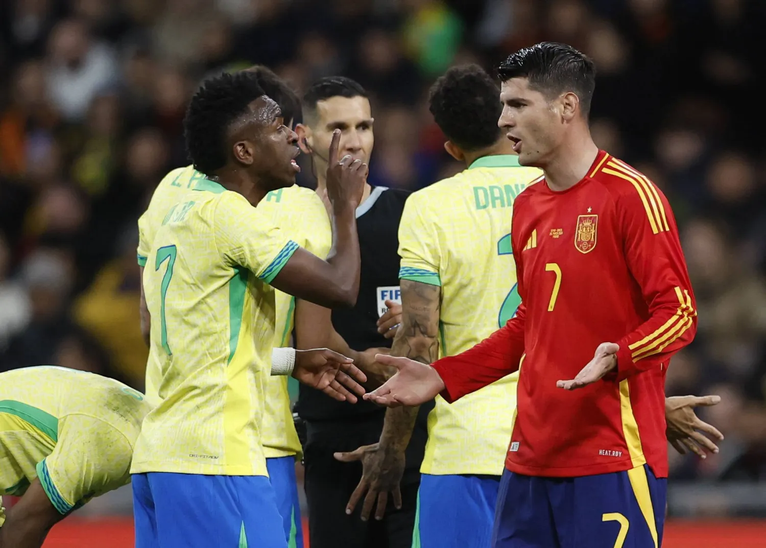 موراتا في حديث مع فينيسيوس خلال مواجهة المنتخبين الإسباني والبرازيلي (رويترز)