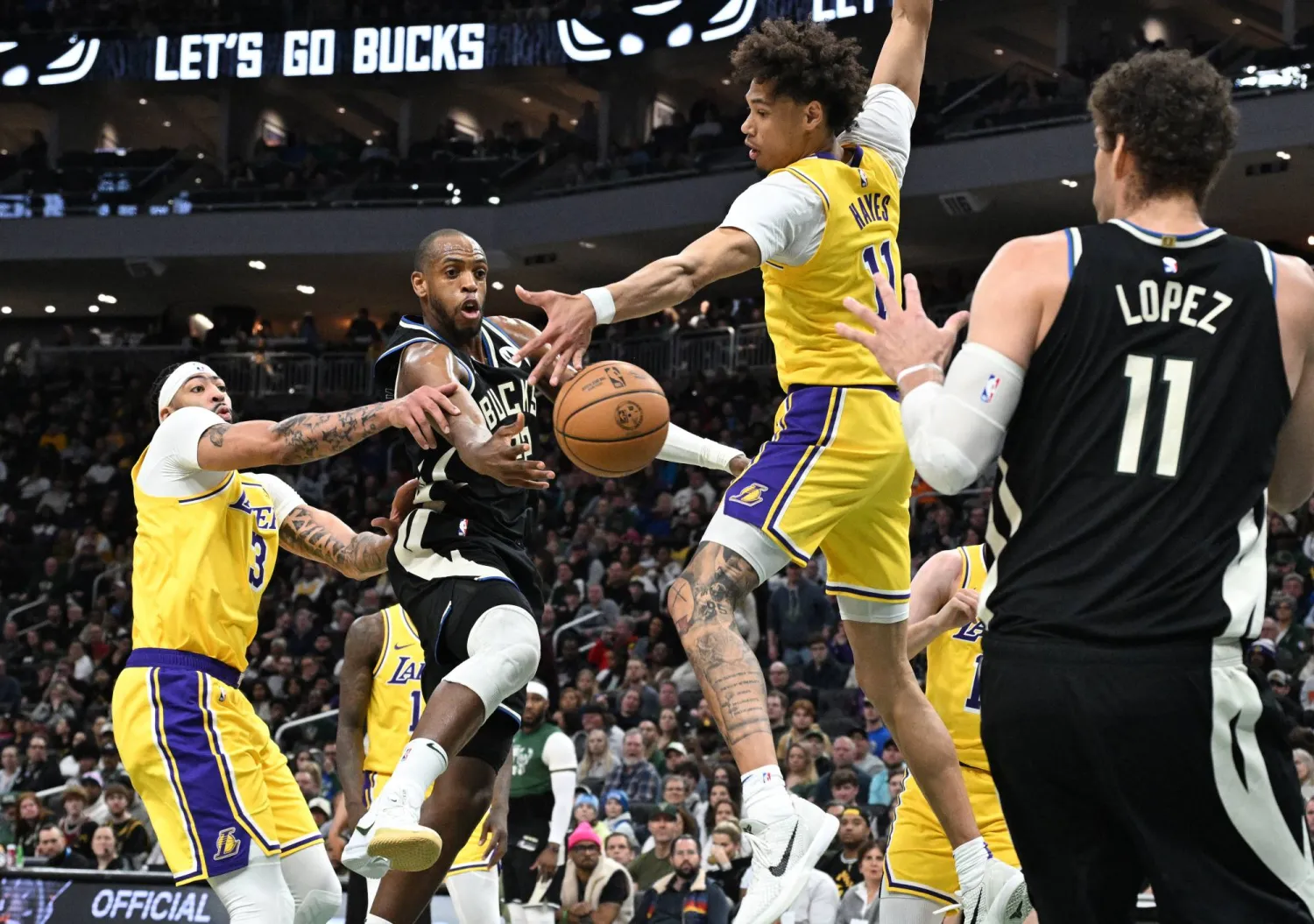 لوس أنجليس ليكرز فاز على ميلووكي باكس 128-124 (رويترز)