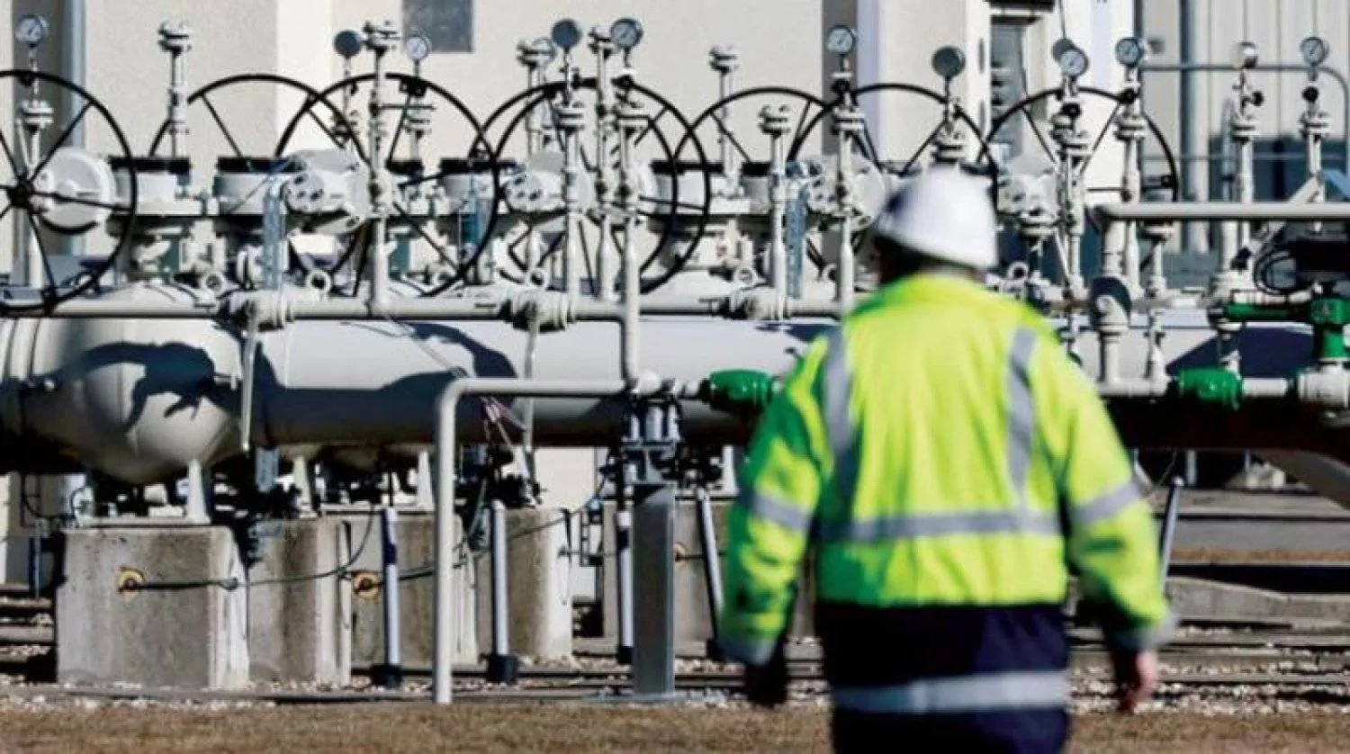 فني لدى أحد خطوط الغاز الروسية (رويترز)