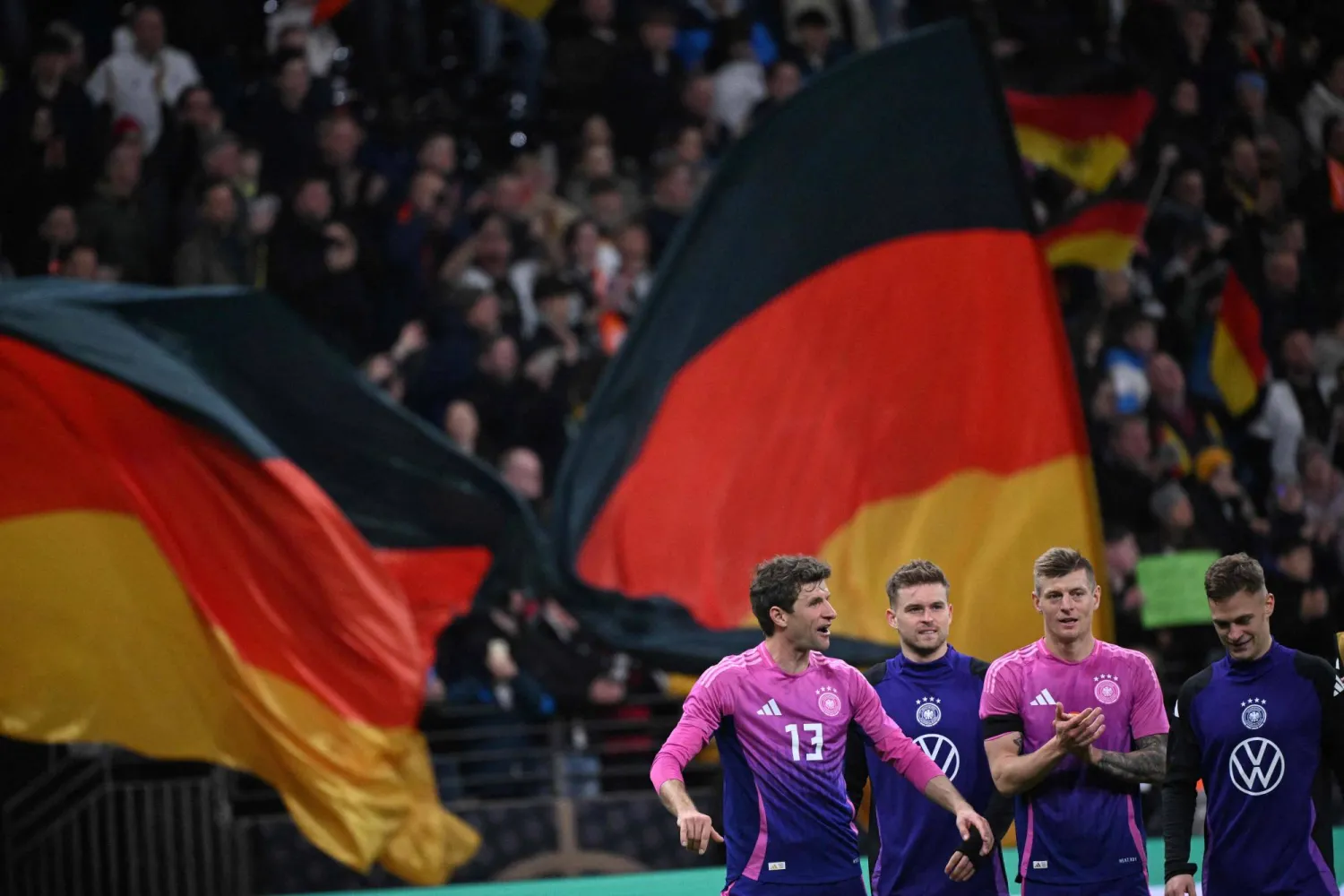 دقائق لألمانيا غيرت مشاعر المشجعين تجاه منتخبهم (أ.ف.ب)