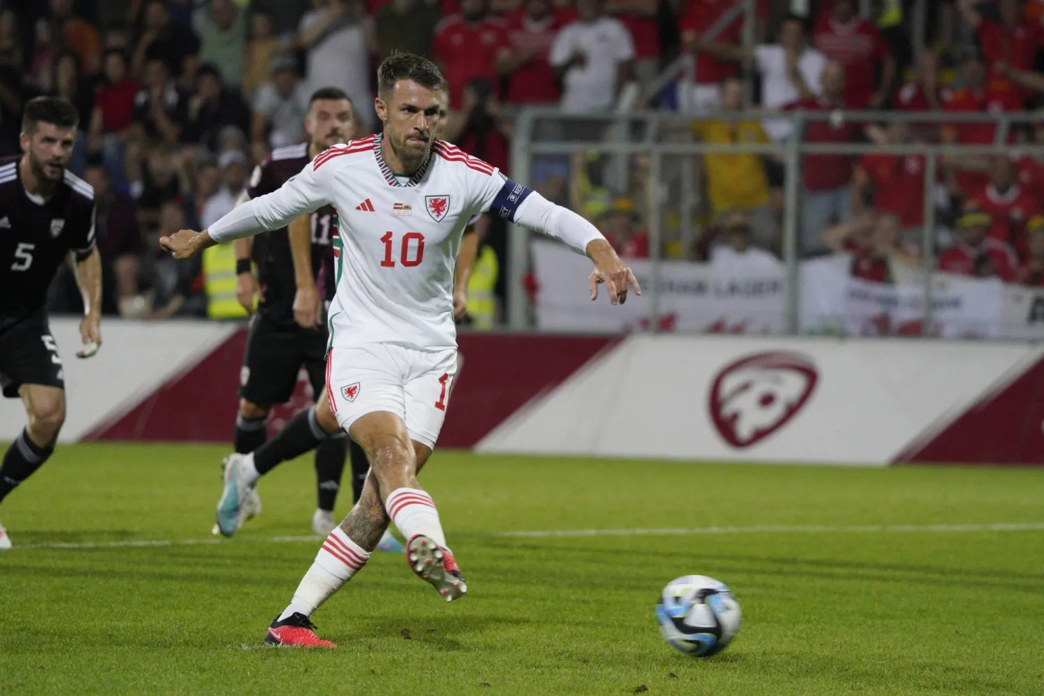 آرون رامسي لاعب كارديف (أ.ب)