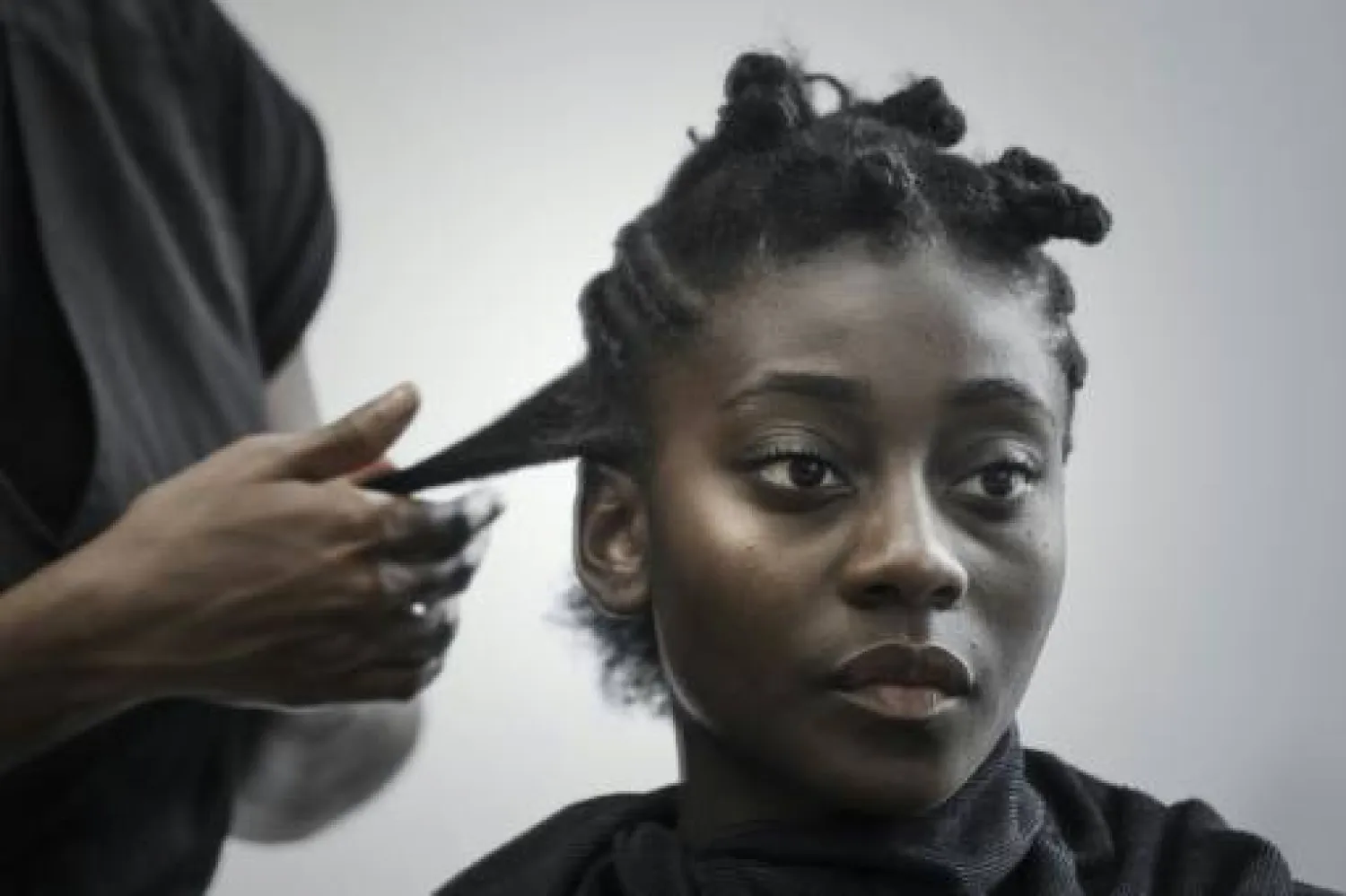 الشعر مشكلة كل يوم في فرنسا (أ.ف.ب)