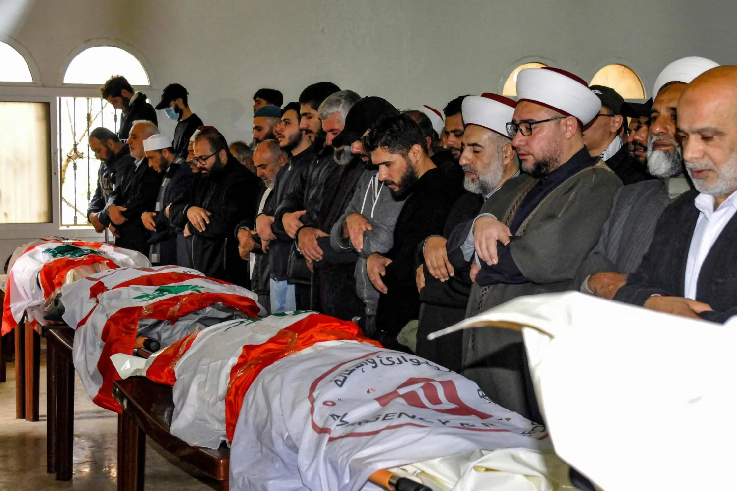 خلال الصلاة على 7 مسعفين قُتلوا بضربة إسرائيلية في الهبارية جنوب لبنان (أ.ف.ب)