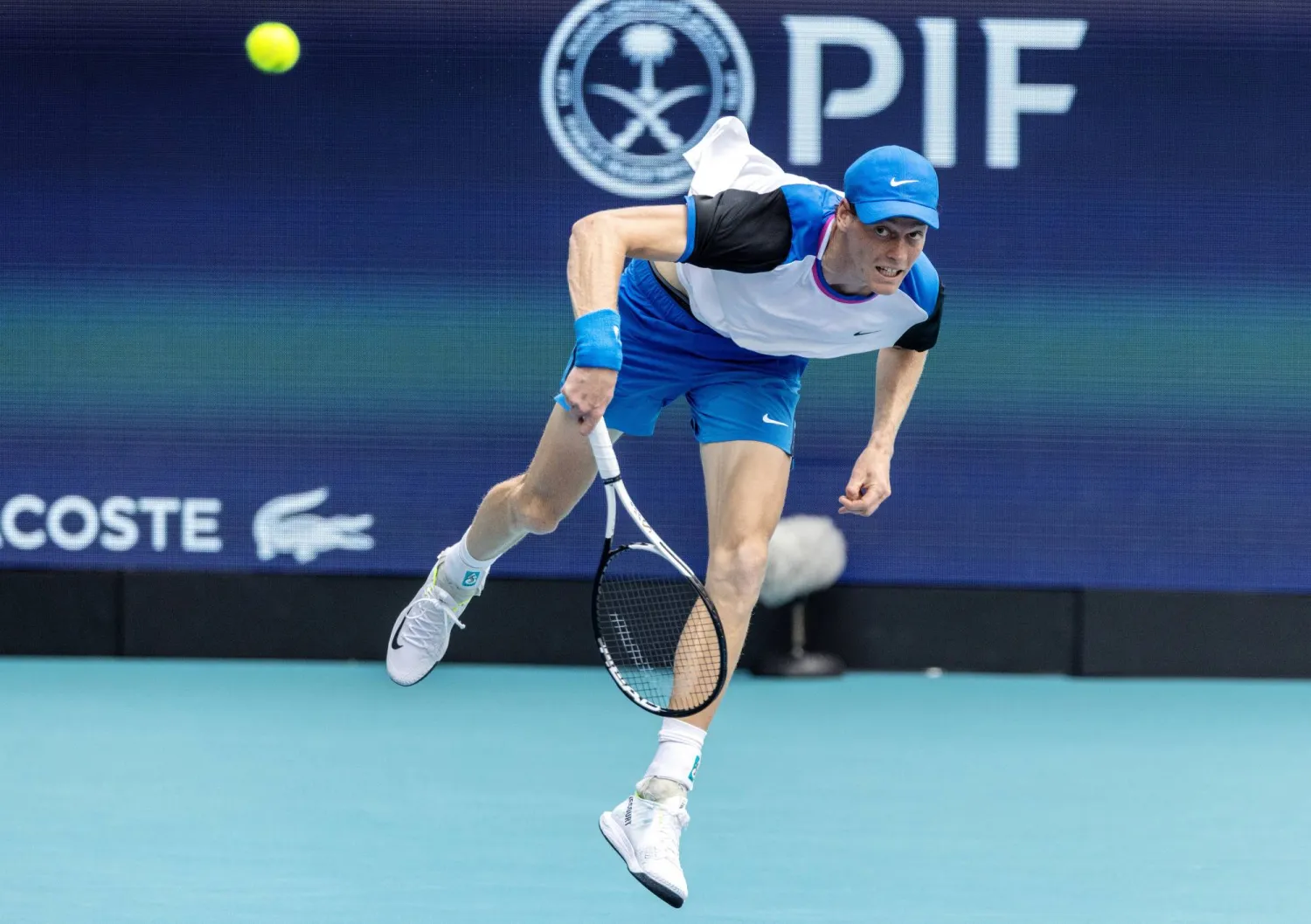 الإيطالي يانيك سينر خلال مواجهته التشيكي توماش ماخاك ضمن منافسات دورة ميامي (إ.ب.أ)