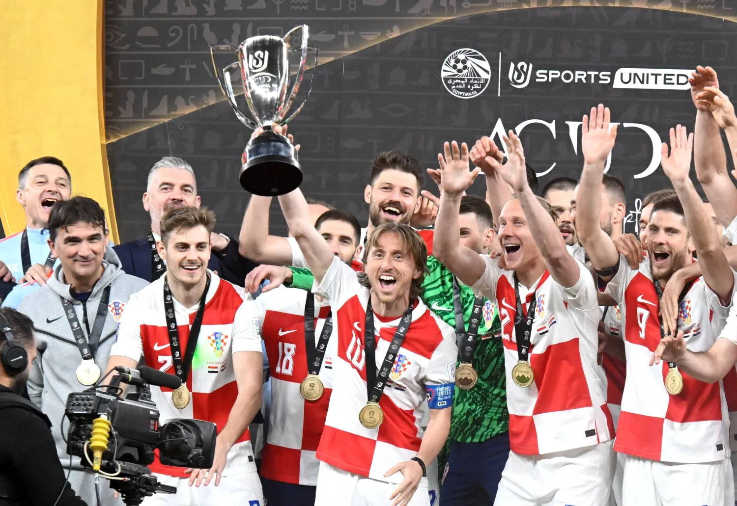 مودريتش قائد كرواتيا حاملاً كأس البطولة الدولية الودية التي أقيمت في مصر (الشرق الأوسط)