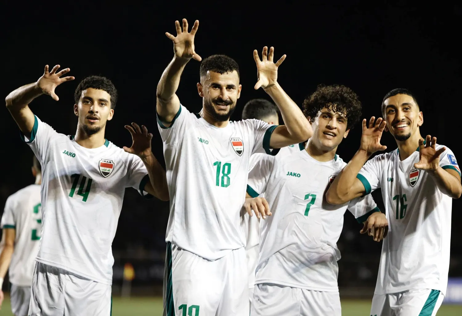 أيمن حسين نجم العراق يحتفل بهدفه في مرمى الفليبين (أ.ف.ب)