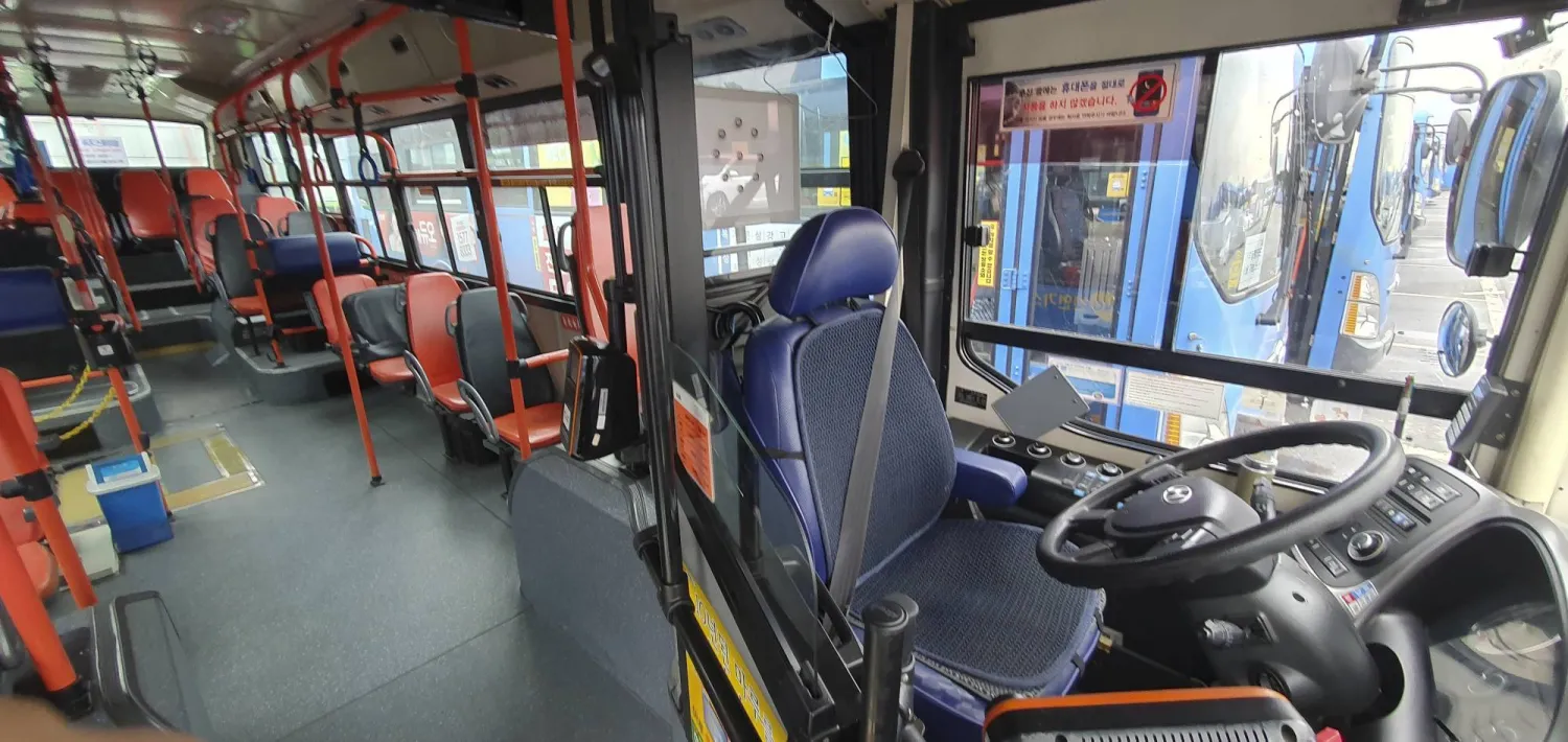 حافلة فارغة داخل موقف عام في سيول (إ.ب.أ)