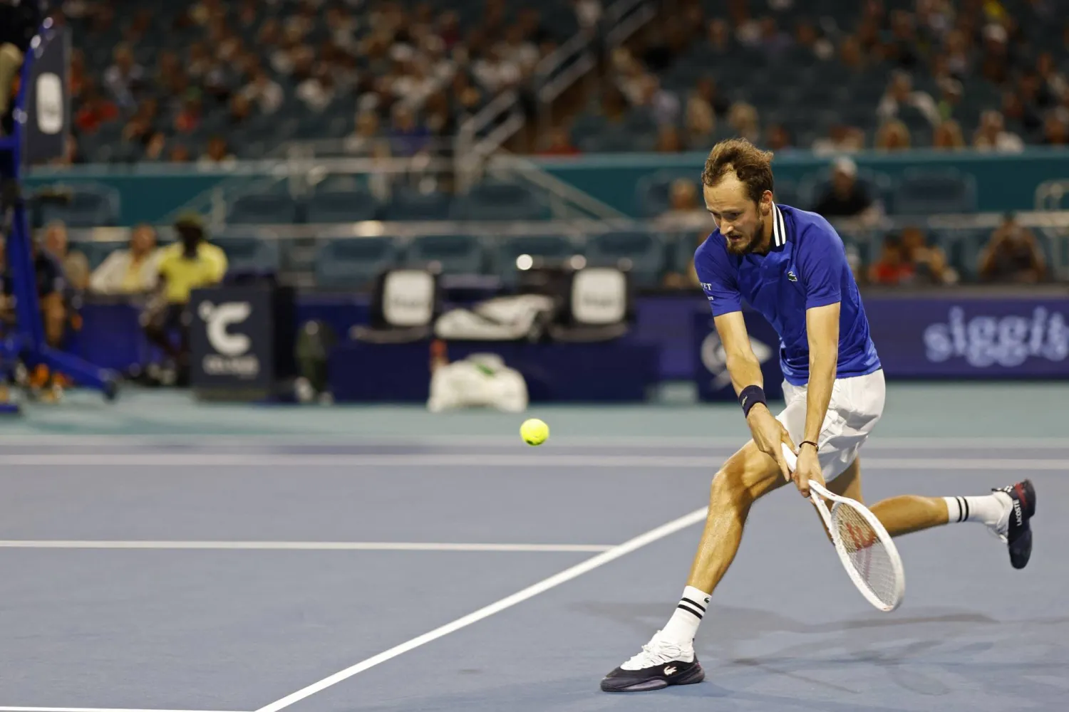 مدفيديف سيقابل سينر في نصف النهائي بعد تغلبه على ياري (رويترز)