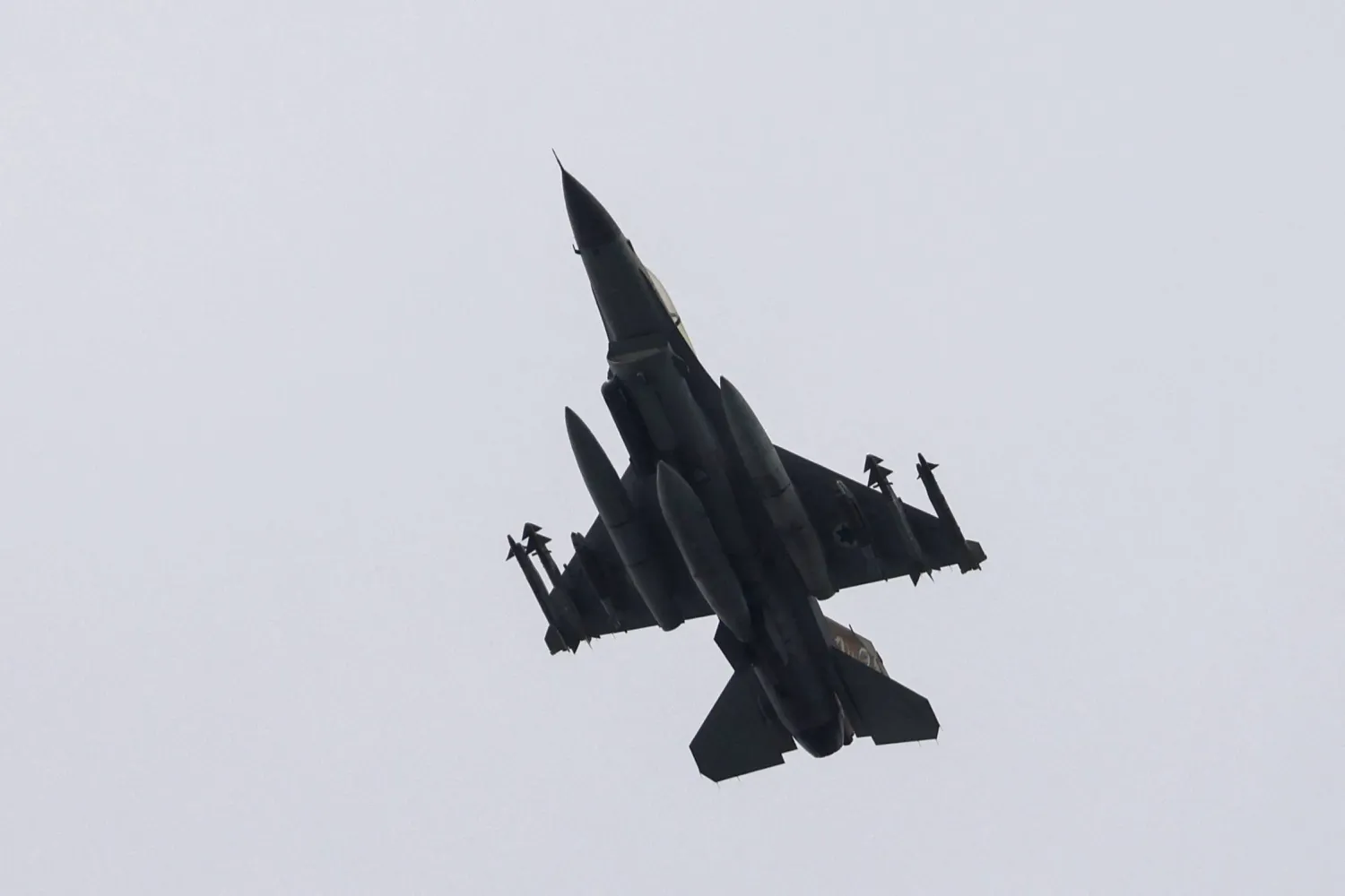 طائرة مقاتلة تابعة للقوات الجوية الإسرائيلية تحلق فوق المنطقة الحدودية مع جنوب لبنان (أ.ف.ب)