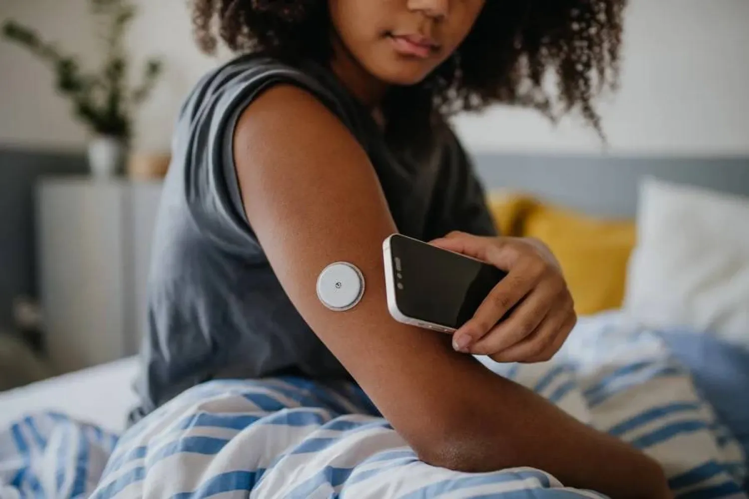 كيف تعمل أجهزة مراقبة الغلوكوز (Halfpoint Images)