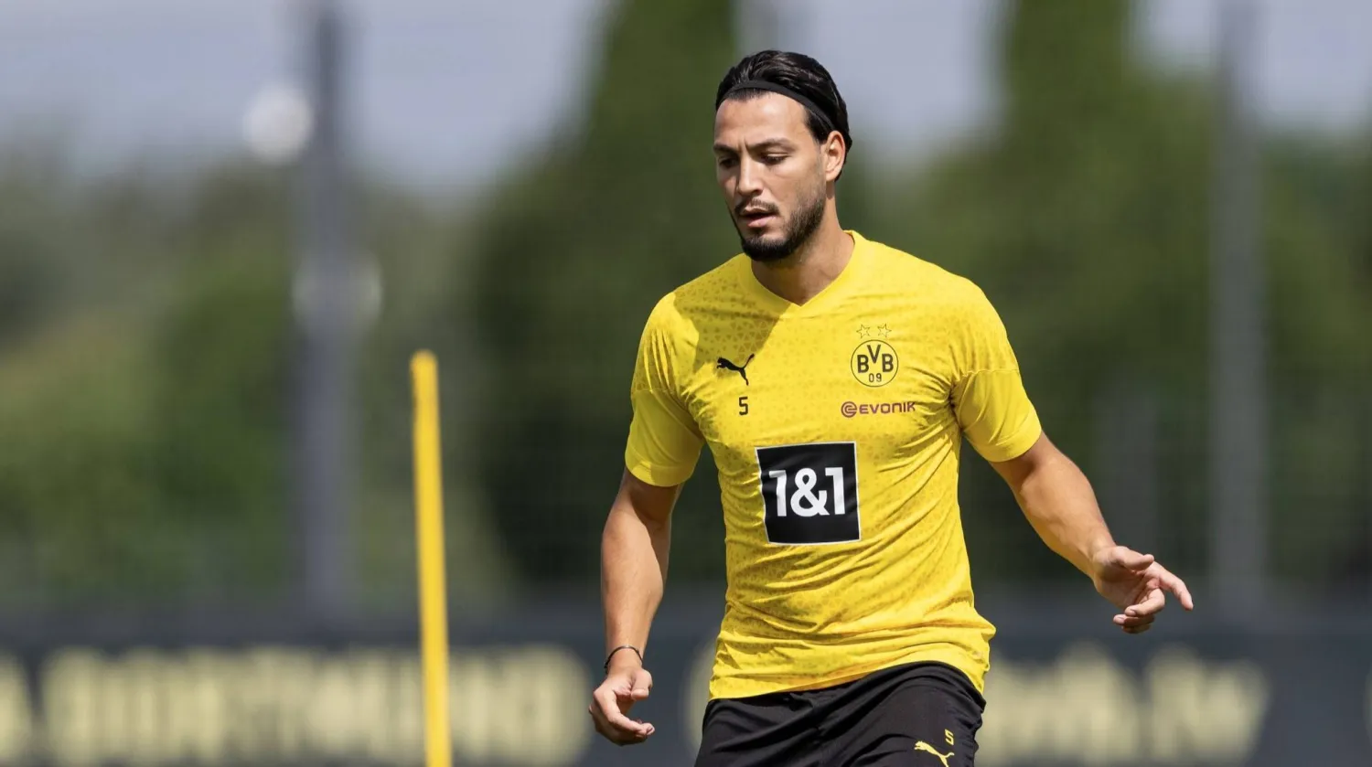 المدافع الجزائري رامي بن سبعيني (نادي دورتموند)