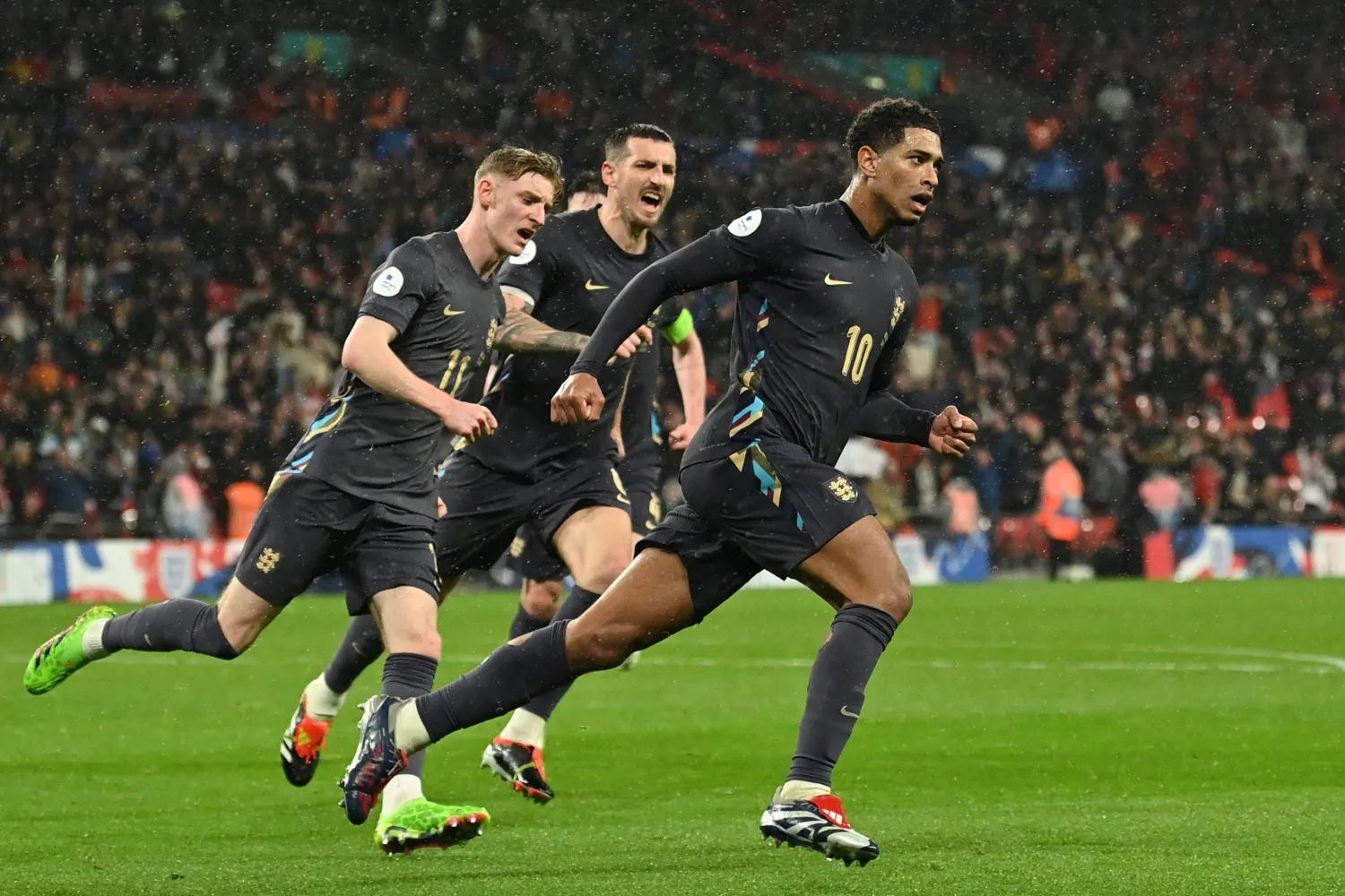 بيلينغهام يواصل تألقه وهز الشباك مع المنتخب الأنجليزي وريال مدريد (أ.ف.ب)