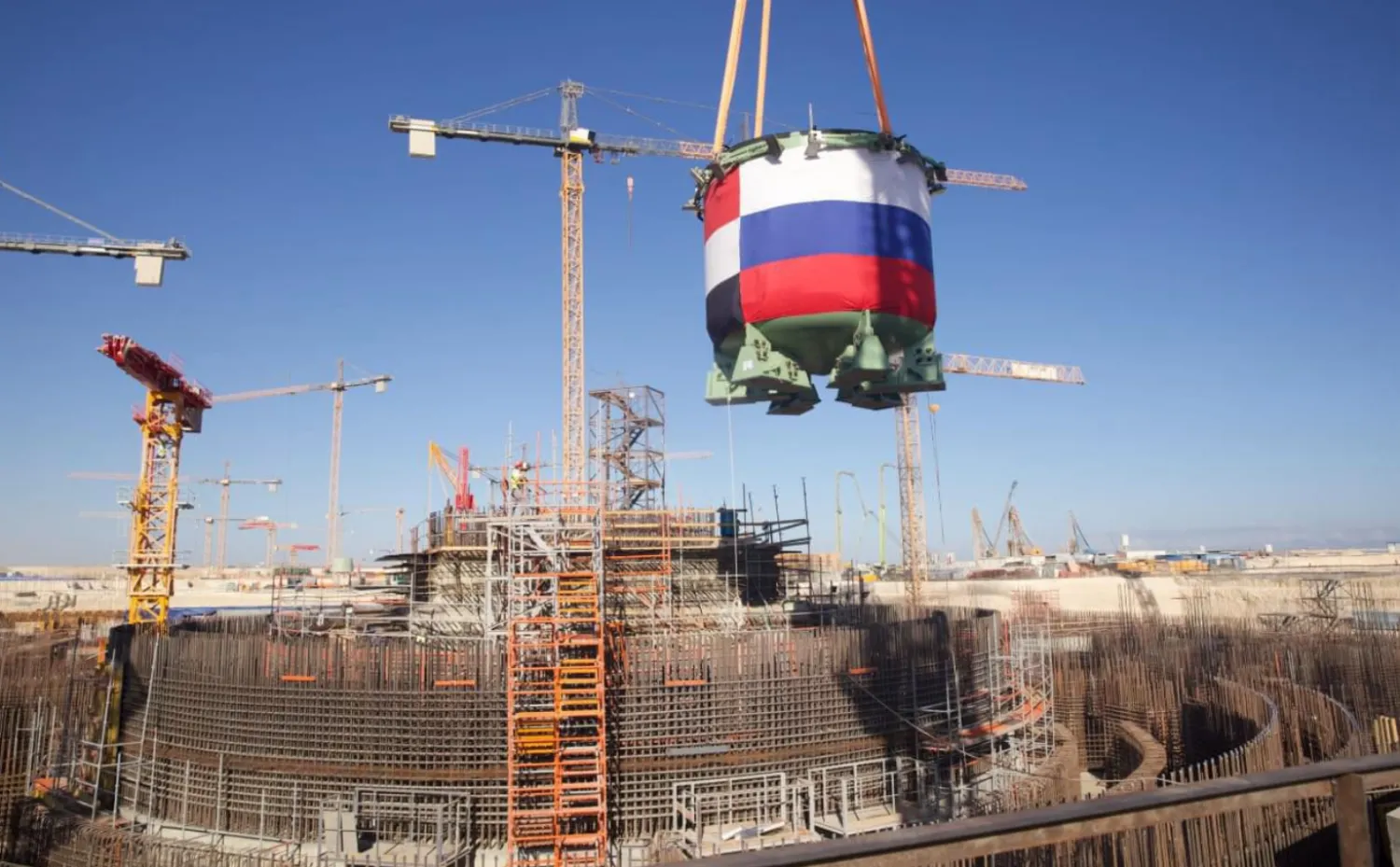 تركيب مصيدة قلب المفاعل في نوفمبر الماضي (هيئة المحطات النووية لتوليد الكهرباء في مصر)