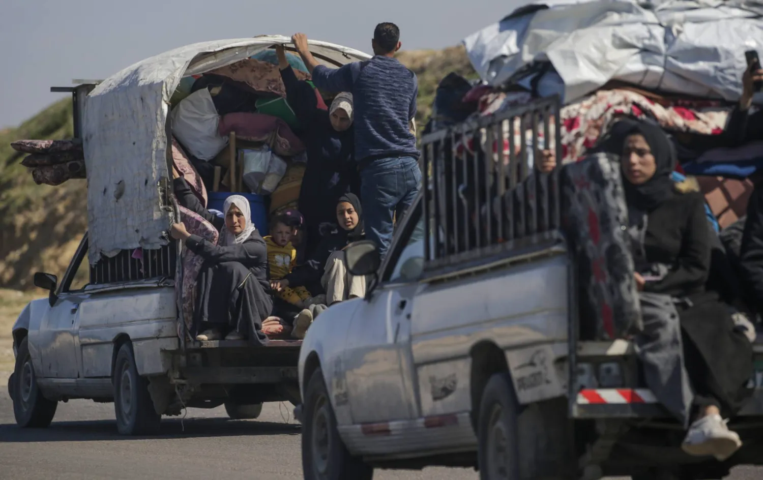 فلسطينيون ينزحون من رفح (إ.ب.أ)