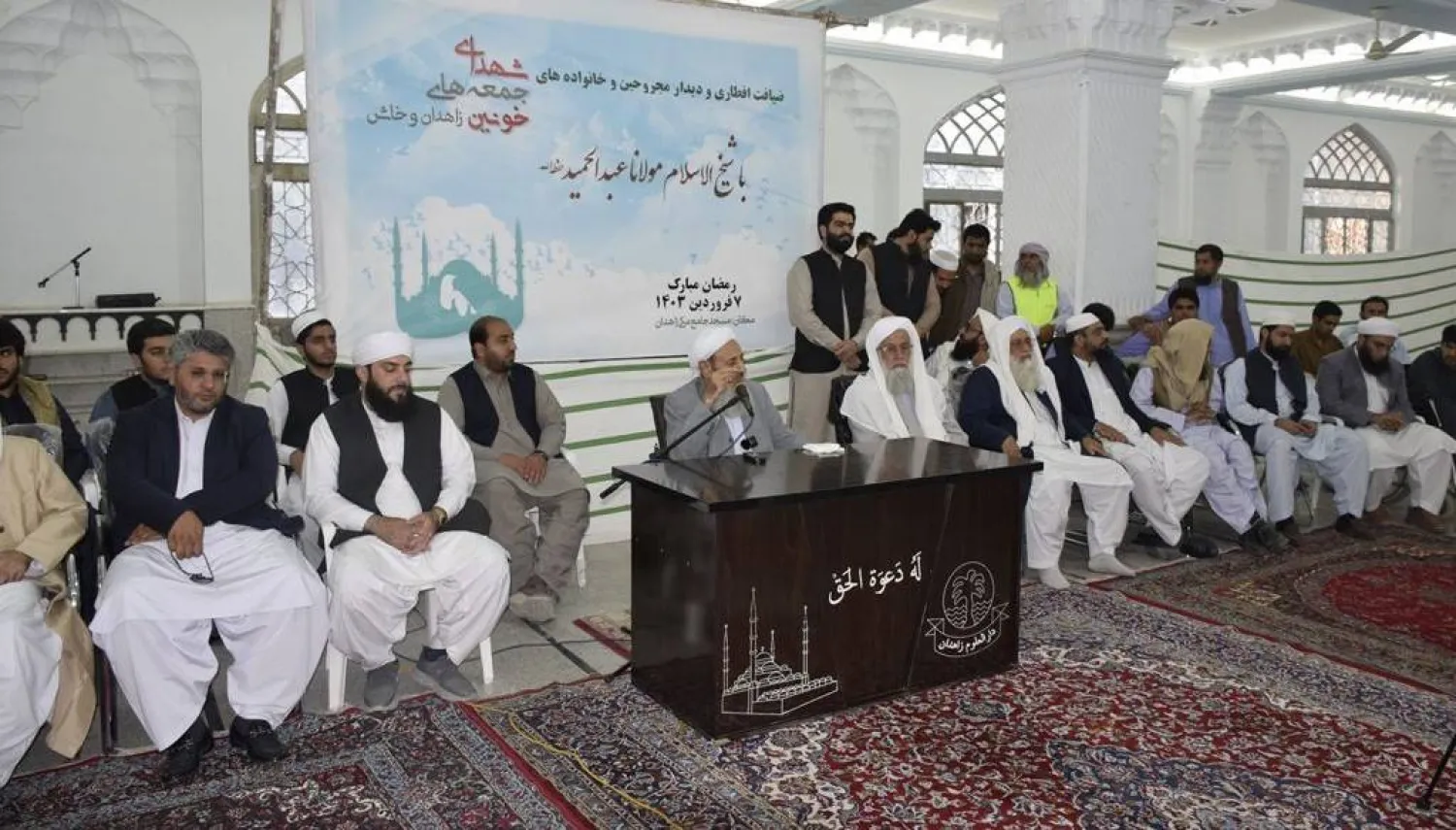 صورة نشرها موقع إمام جمعة زاهدان من لقائه مع ذوي ضحايا الاحتجاجات الأربعاء