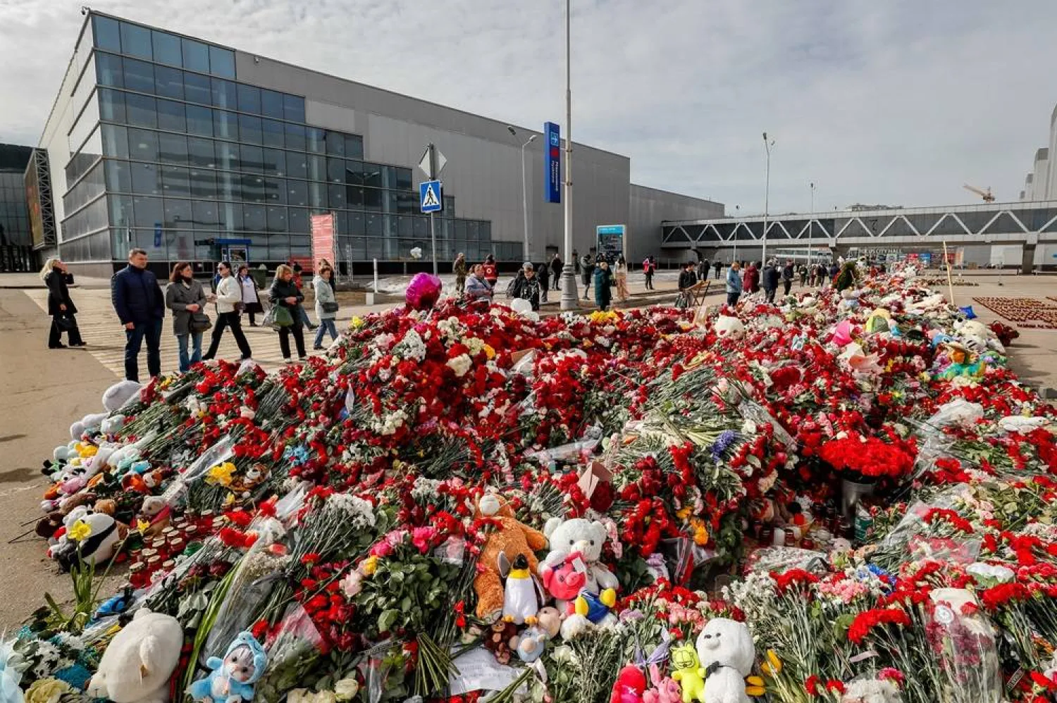 Russian people mourn near the Crocus City Hall concert venue, six days after a terrorist attack in Krasnogorsk, outside Moscow, Russia, 28 March 2024. (EPA)