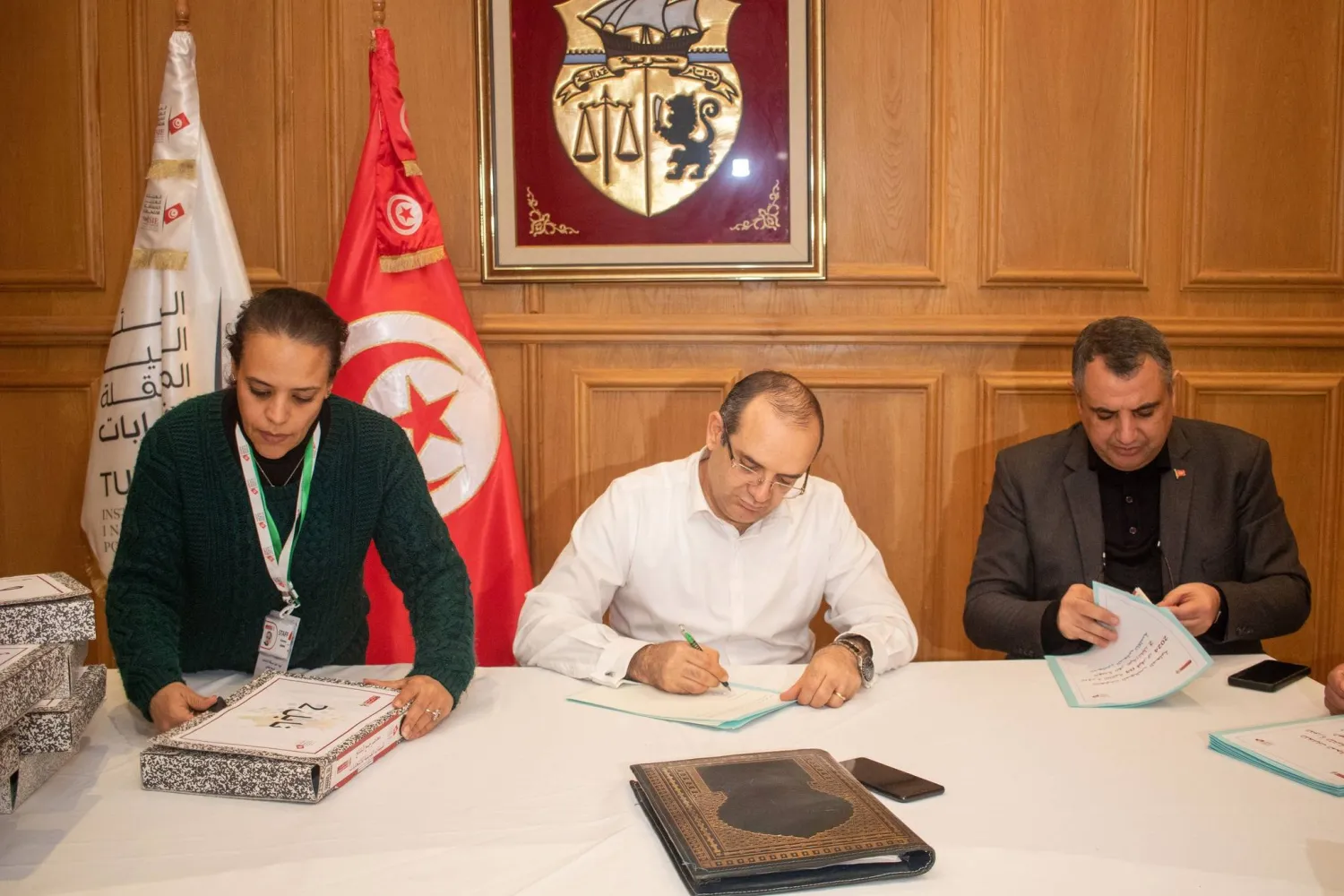 فاروق بوعسكر يوقع محاضر النتائج الأولية للانتخابات المحلية (موقع هيئة الانتخابات التونسية)