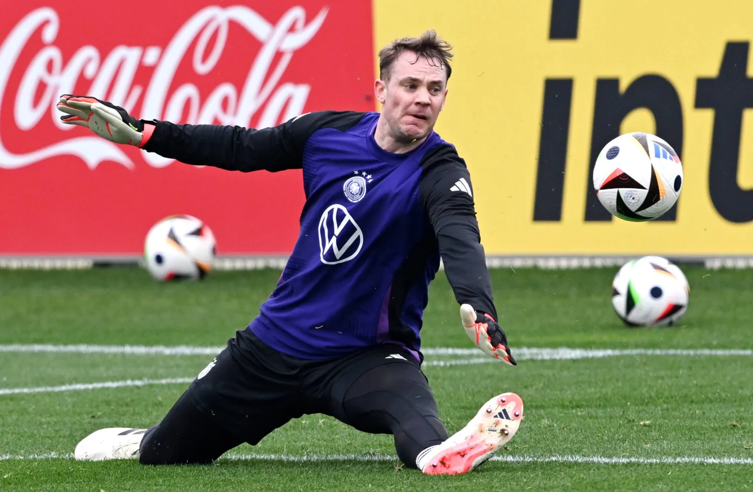 مانويل نوير خلال مشاركته تدريبات منتخب بلاده (ألمانيا) التي أصيب على إثرها (د.ب.أ)