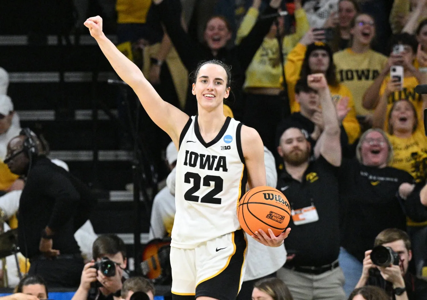 كاتلين كلارك نجمة كرة السلة الأميركية (رويترز)