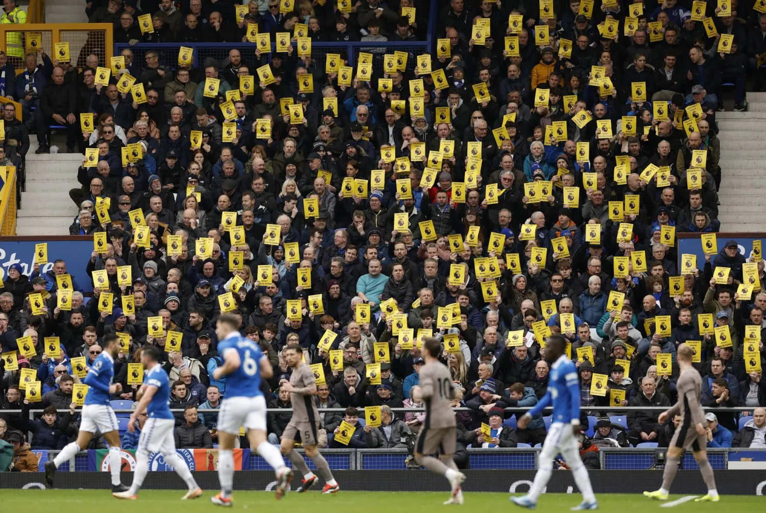 جماهير إيفرتون دأبت على رفع بطاقات ملونة لإظهار إعتراضها على رابطة الدوري الانجليزي وإتهامها بالفساد (رويترز)