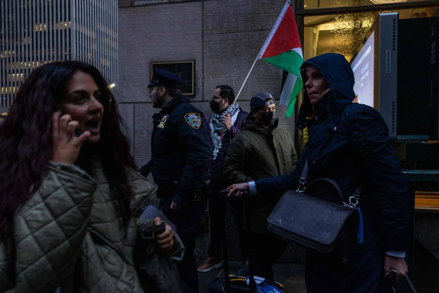 متظاهرون مؤيدون للفلسطينيين يتجمعون خارج قاعة خلال حفل جمع التبرعات للرئيس جو بايدن (أ.ف.ب)