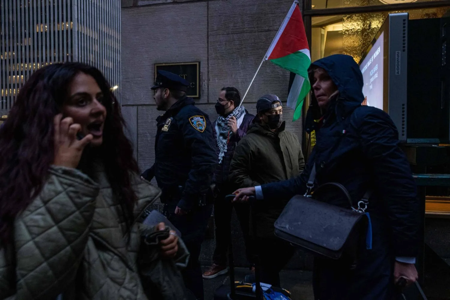 Filistin yanlısı göstericiler Başkan Joe Biden için bağış toplama etkinliği sırasında salonun önünde toplandı (AFP)