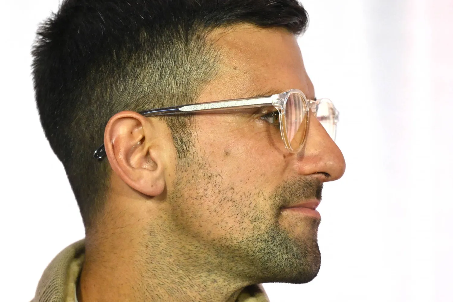 نوفاك ديوكوفيتش خلال حديثه لوسائل الإعلام (أ.ف.ب)